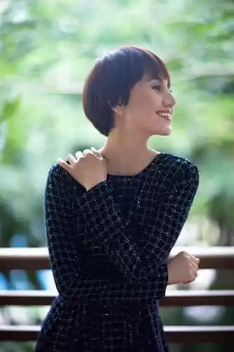 小脸女生穿衣搭配 这两款小脸短发， 显脸小又时髦，超有氛围感～