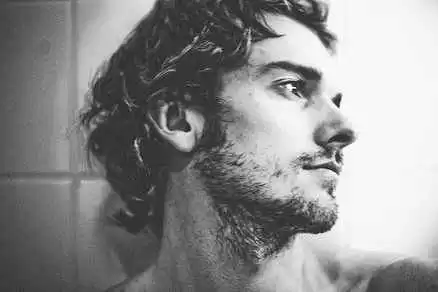 欧美大叔穿搭指南：越老越帅的秘诀，不穿花衣不剪寸头，打造精致优雅形象