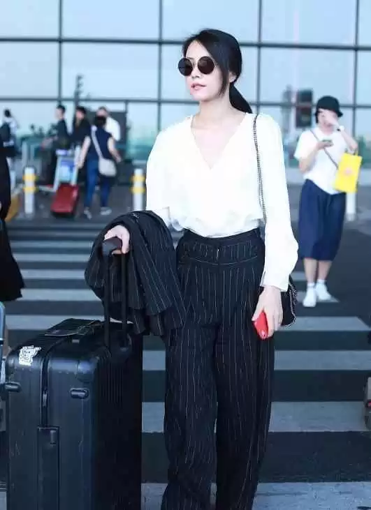 高圆圆穿搭教科书:灯笼袖上衣配缎面裙,轻松穿出女神气质