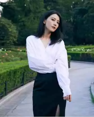 高圆圆穿搭教科书:灯笼袖上衣配缎面裙,轻松穿出女神气质