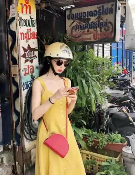 高圆圆穿搭教科书:灯笼袖上衣配缎面裙,轻松穿出女神气质