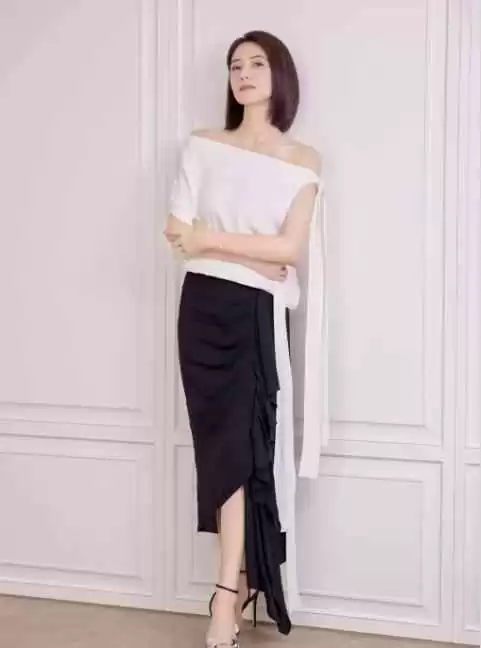 高圆圆穿搭教科书:灯笼袖上衣配缎面裙,轻松穿出女神气质