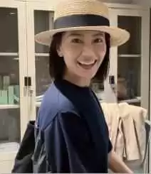 高圆圆穿搭教科书:灯笼袖上衣配缎面裙,轻松穿出女神气质