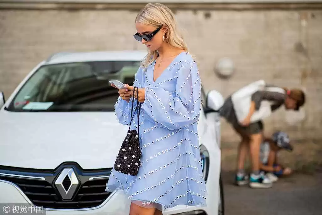 肩宽女生穿衣搭配全攻略:轻松扬长避短穿出时尚感