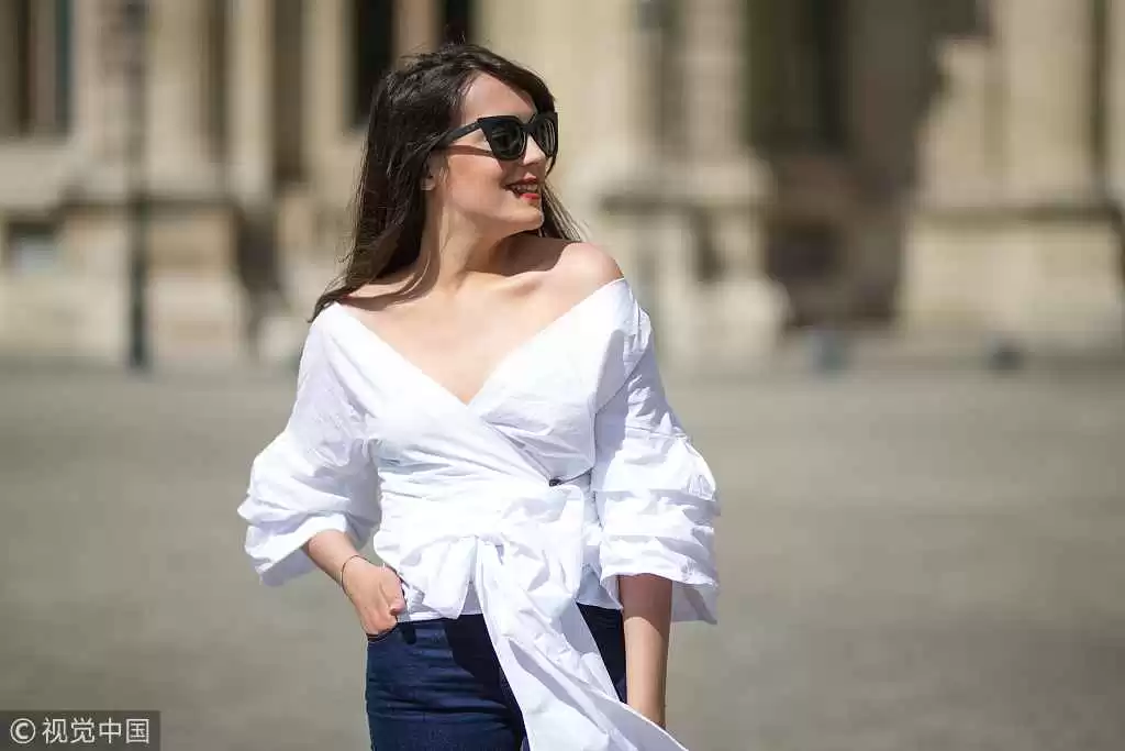 肩宽女生穿衣搭配全攻略:轻松扬长避短穿出时尚感