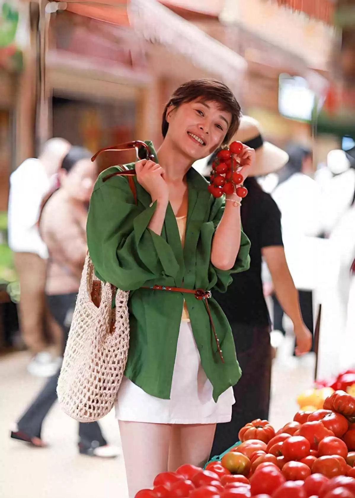 53岁吴越买菜穿搭简约风爆红！中年女性照搬这套，优雅又时髦