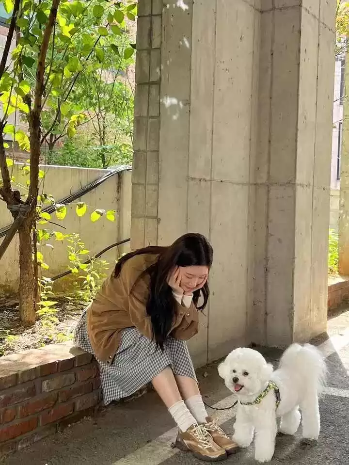 郑采妍的韩系穿搭秘诀:自然明媚风日常造型指南