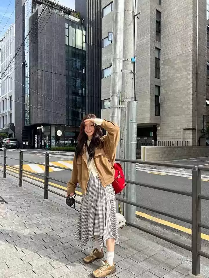 郑采妍的韩系穿搭秘诀:自然明媚风日常造型指南