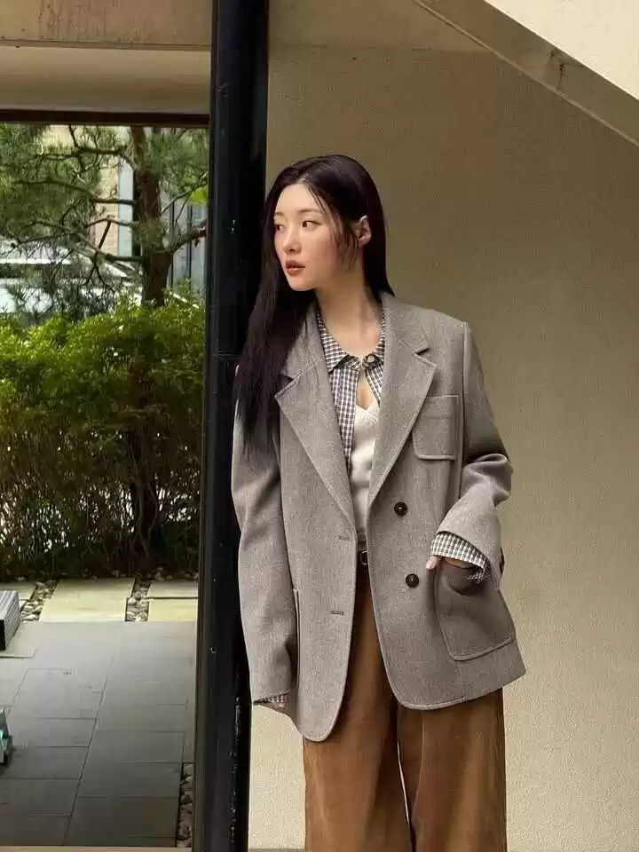 郑采妍的韩系穿搭秘诀:自然明媚风日常造型指南