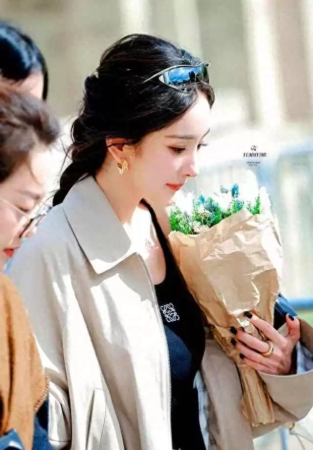 35岁女人穿衣搭配秘诀:跟杨幂学穿搭,告别牛仔裤T恤,时髦减龄更自信 35岁女人穿衣搭配秘诀:跟杨幂学穿搭,告别牛仔裤T恤,时髦减龄更自信