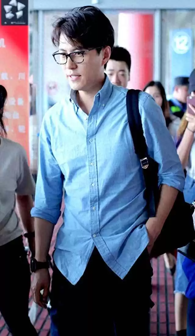 男人衬衫搭配新法则:告别塞裤腰,跟靳东学穿出高级感 男人衬衫搭配新法则:告别塞裤腰,跟靳东学穿出高级感