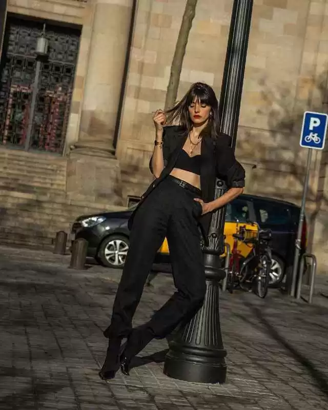 平胸初秋穿衣搭配 “平胸女”穿衣有妙招,搭配时谨记这3招,轻松逆袭完美S型曲线