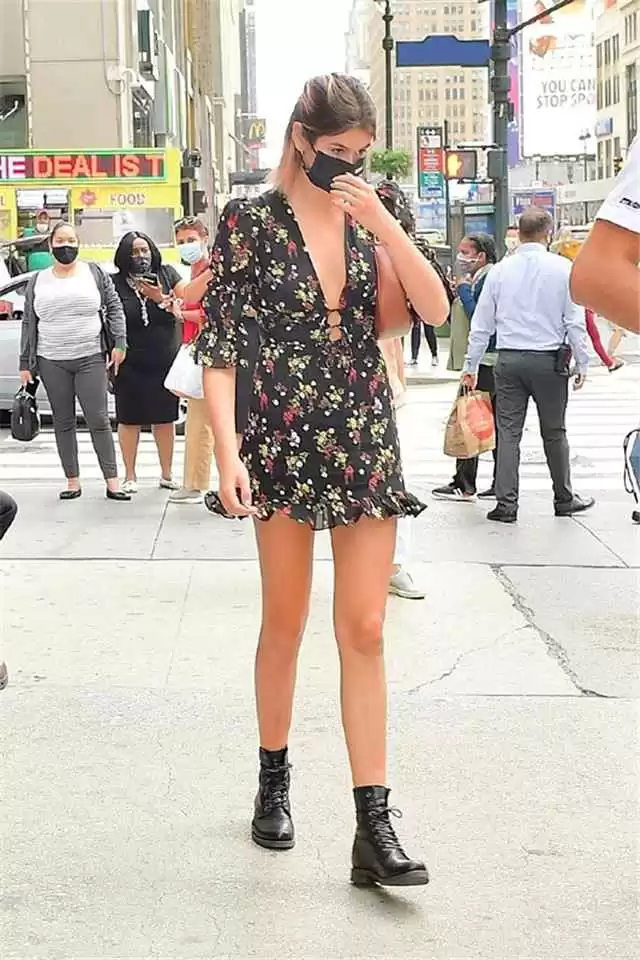 平胸初秋穿衣搭配 “平胸女”穿衣有妙招,搭配时谨记这3招,轻松逆袭完美S型曲线