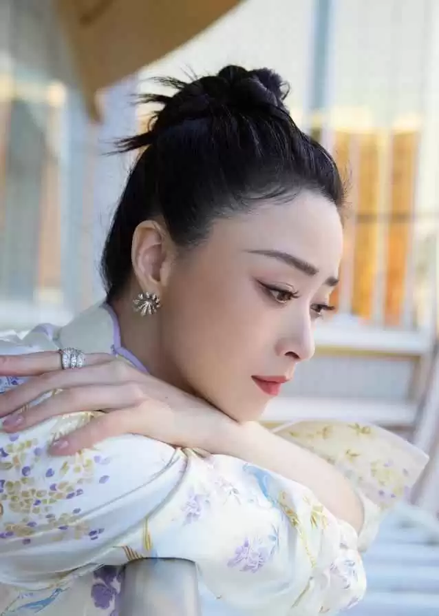 蒋欣新中式穿搭秘诀:色不过三款式简约,轻松驾驭高级感