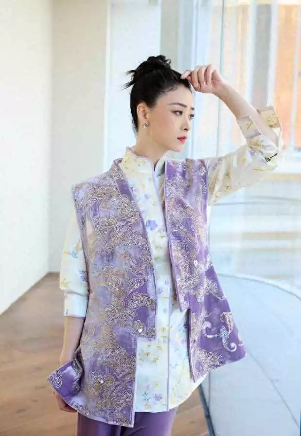 蒋欣新中式穿搭秘诀:色不过三款式简约,轻松驾驭高级感 蒋欣紫色新中式套装搭配示例