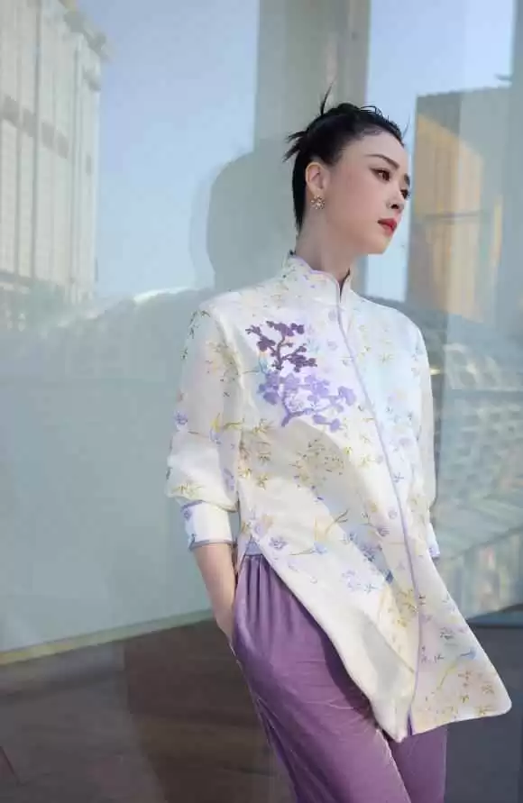 蒋欣新中式穿搭秘诀:色不过三款式简约,轻松驾驭高级感