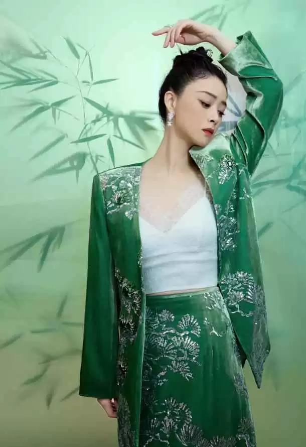 蒋欣新中式穿搭秘诀:色不过三款式简约,轻松驾驭高级感