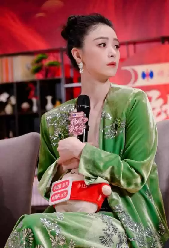 蒋欣新中式穿搭秘诀:色不过三款式简约,轻松驾驭高级感