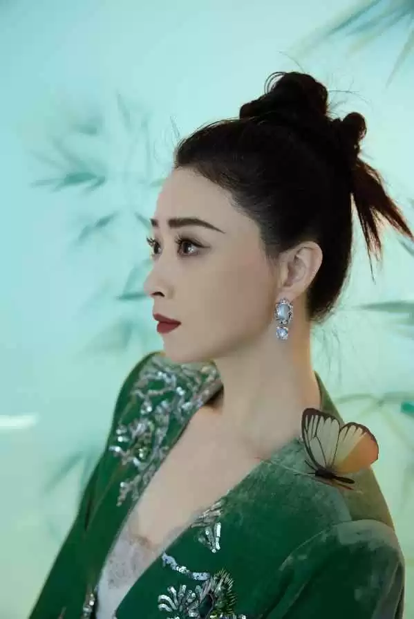 蒋欣新中式穿搭秘诀:色不过三款式简约,轻松驾驭高级感