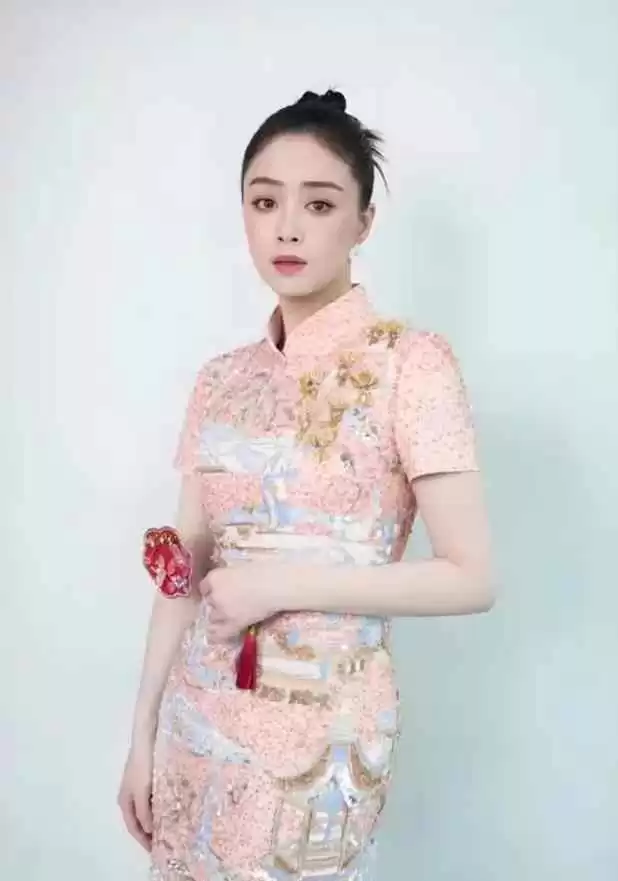 蒋欣新中式穿搭秘诀:色不过三款式简约,轻松驾驭高级感