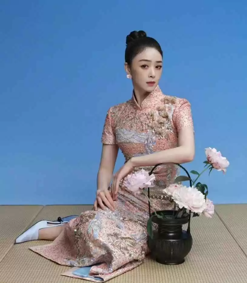 蒋欣新中式穿搭秘诀:色不过三款式简约,轻松驾驭高级感