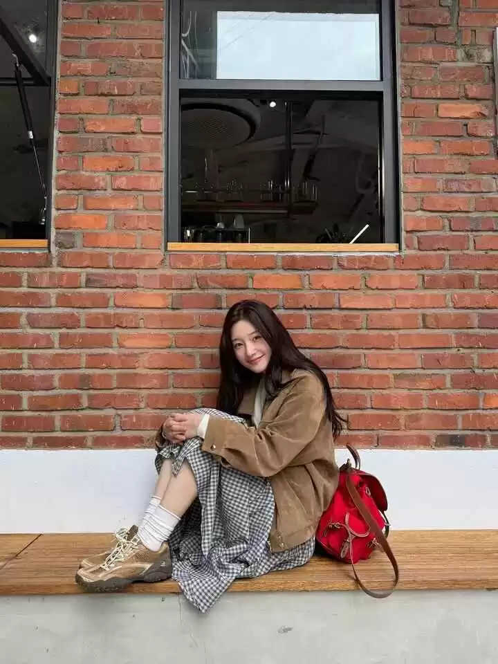 韩国女星郑采妍的穿搭秘诀:自然、明媚与生命力的时尚表达