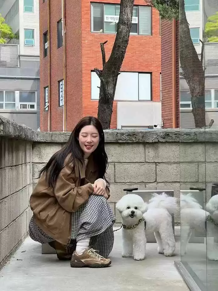 韩国女星郑采妍的穿搭秘诀:自然、明媚与生命力的时尚表达