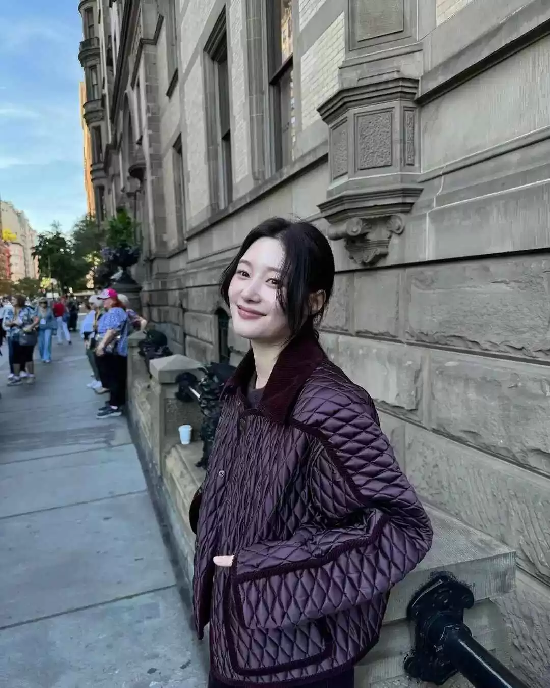 韩国女星郑采妍的穿搭秘诀:自然、明媚与生命力的时尚表达