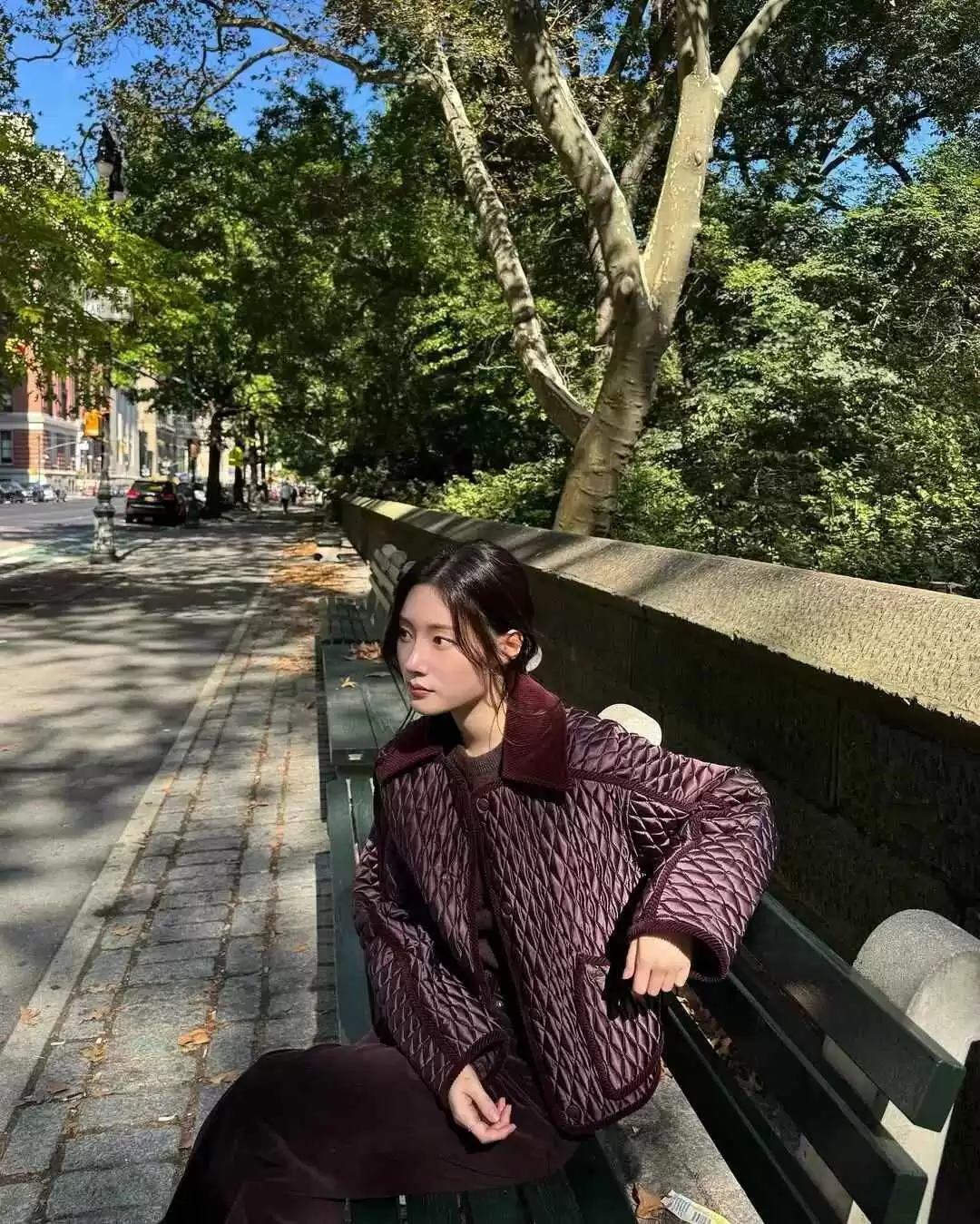 韩国女星郑采妍的穿搭秘诀:自然、明媚与生命力的时尚表达