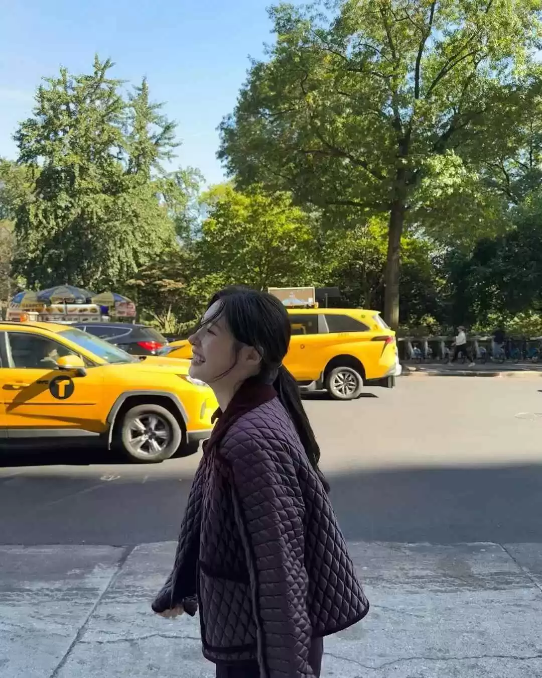 韩国女星郑采妍的穿搭秘诀:自然、明媚与生命力的时尚表达