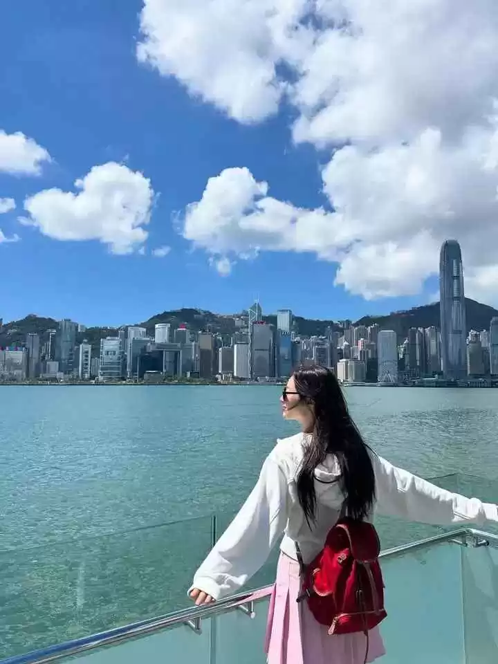 韩国女星郑采妍的穿搭秘诀:自然、明媚与生命力的时尚表达