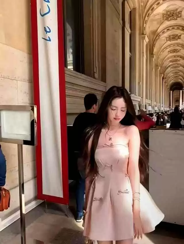 22岁懒懒粉裙造型吸睛 网友惊呼思聪眼光太准
