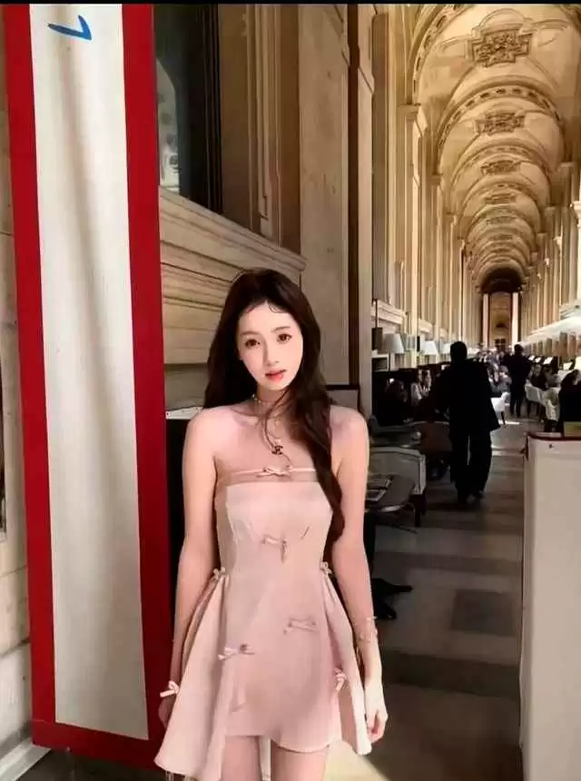 22岁懒懒粉裙造型吸睛 网友惊呼思聪眼光太准