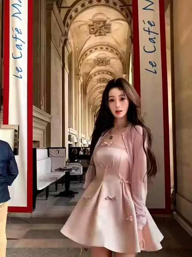 22岁懒懒粉裙造型吸睛 网友惊呼思聪眼光太准