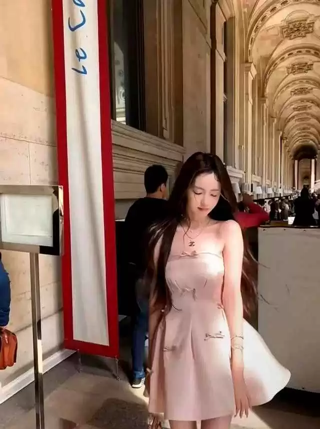 22岁懒懒粉裙造型吸睛 网友惊呼思聪眼光太准
