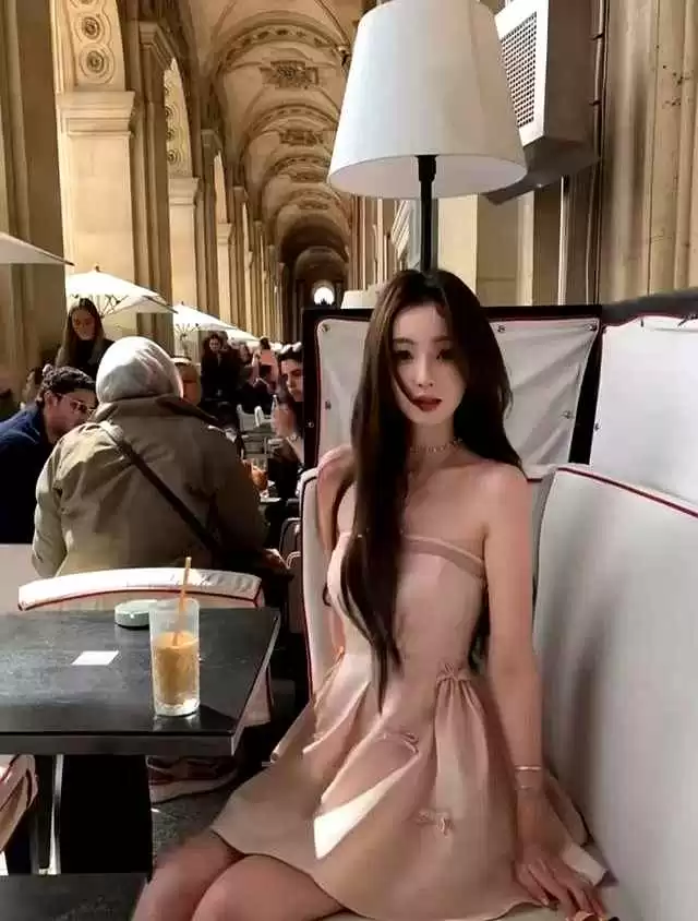 22岁懒懒粉裙造型吸睛 网友惊呼思聪眼光太准