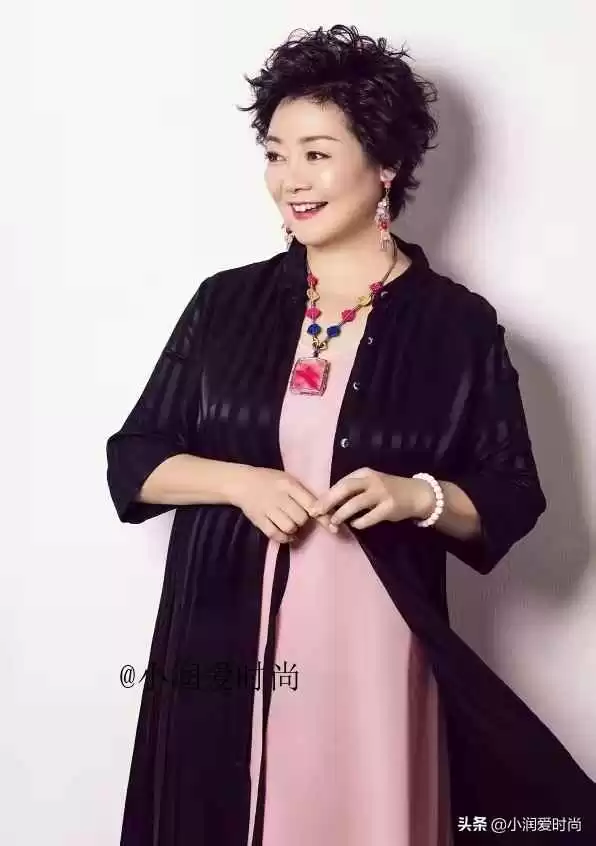 微胖妈妈春装穿搭宝典:53岁萨日娜教你优雅应对年龄与身材变化