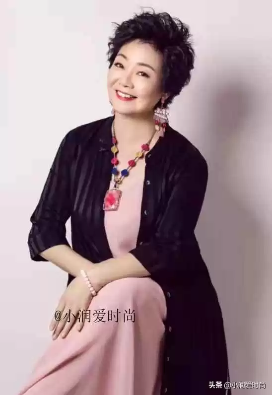 微胖妈妈春装穿搭宝典:53岁萨日娜教你优雅应对年龄与身材变化