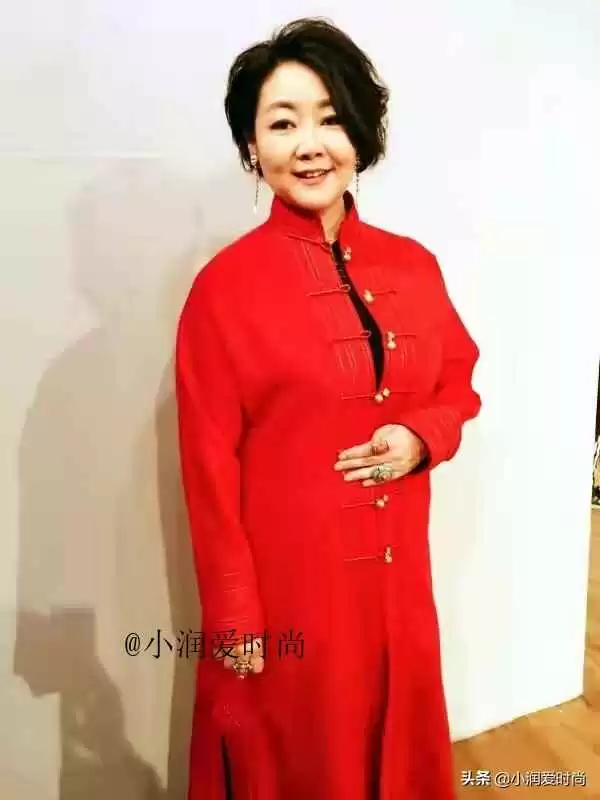 微胖妈妈春装穿搭宝典:53岁萨日娜教你优雅应对年龄与身材变化