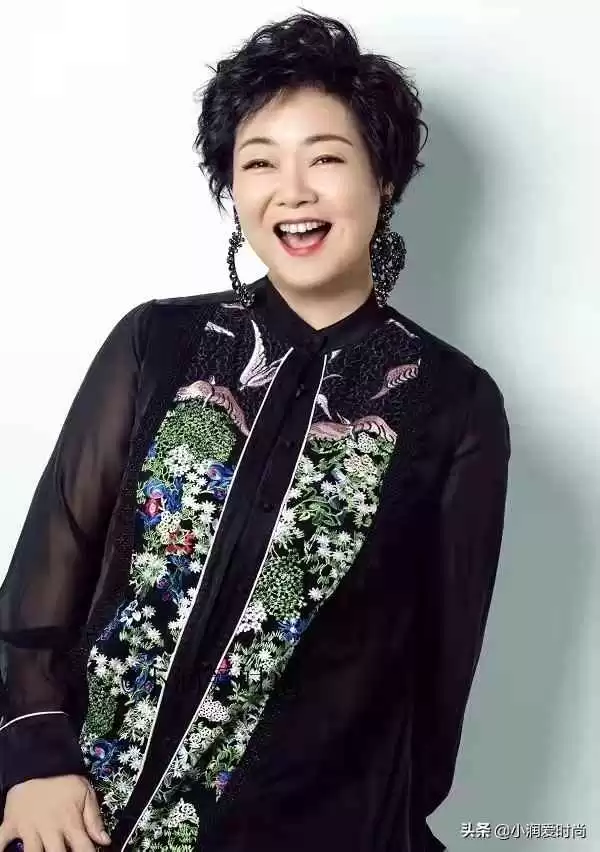 微胖妈妈春装穿搭宝典:53岁萨日娜教你优雅应对年龄与身材变化