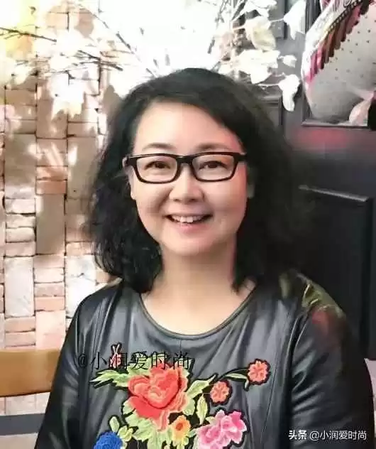 微胖妈妈春装穿搭宝典:53岁萨日娜教你优雅应对年龄与身材变化