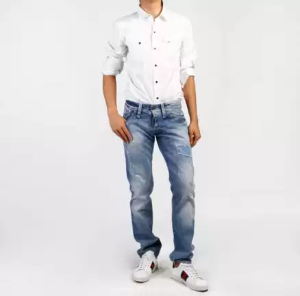 雨天男士穿搭攻略:牛仔裤配运动鞋,年轻帅气日常穿 雨天男士穿搭攻略:牛仔裤配运动鞋,年轻帅气日常穿