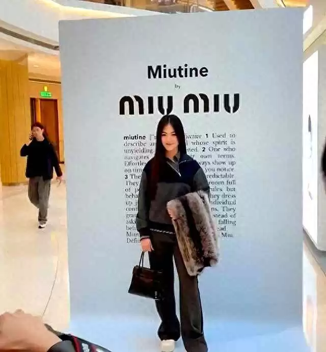 胖学生穿搭指南:王诗龄自信造型击败何超莲 胖学生穿搭指南:王诗龄自信造型击败何超莲