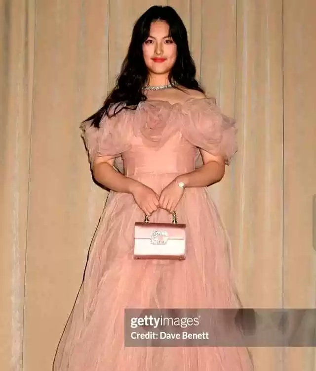 胖学生穿搭指南:王诗龄自信造型击败何超莲