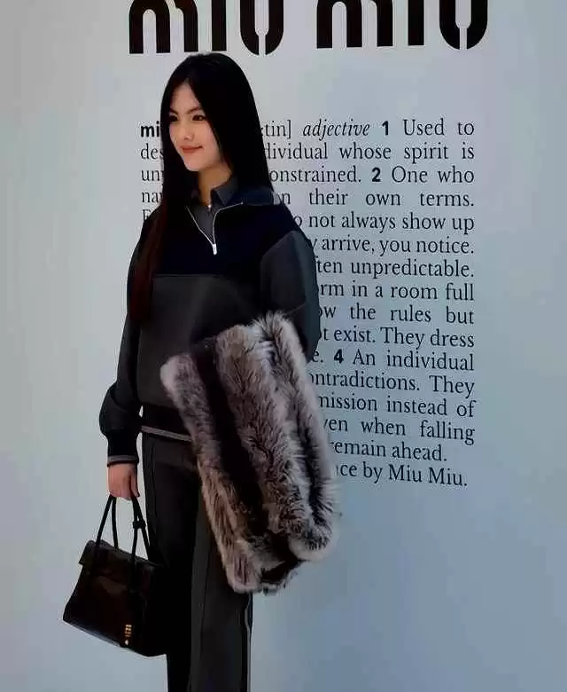 胖学生穿搭指南:王诗龄自信造型击败何超莲