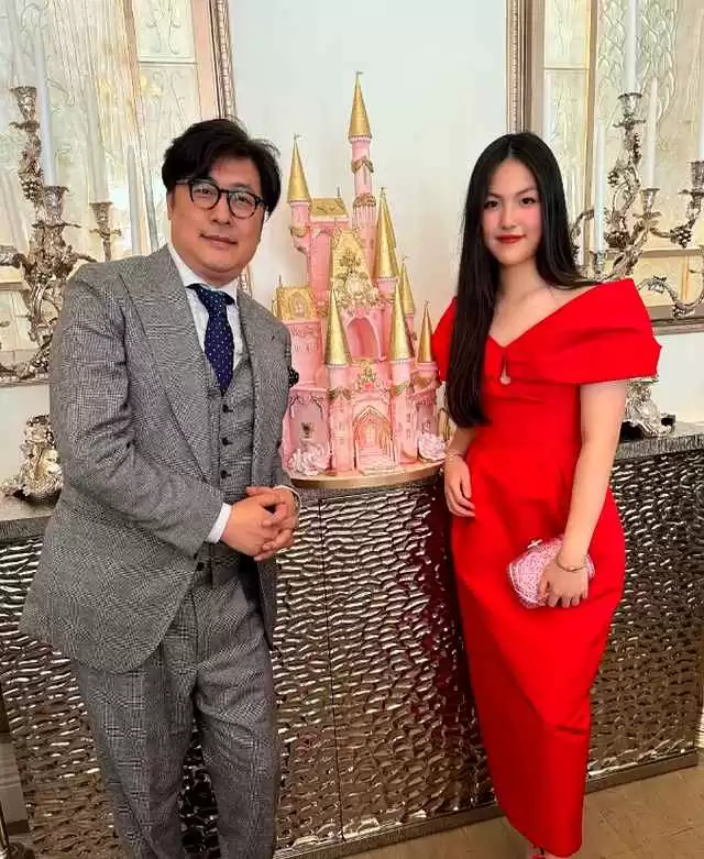 胖学生穿搭指南:王诗龄自信造型击败何超莲