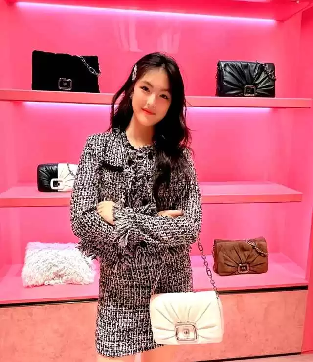 胖学生穿搭指南:王诗龄自信造型击败何超莲