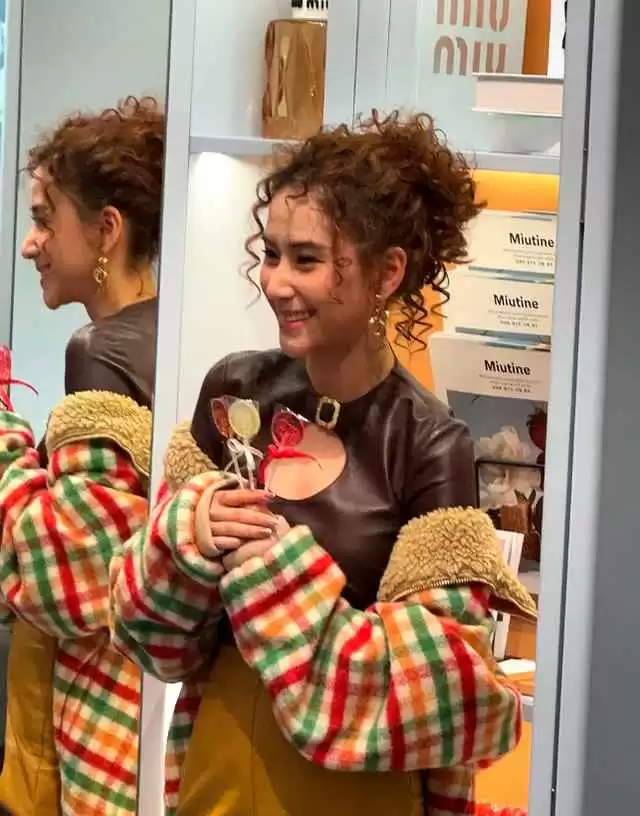 胖学生穿搭指南:王诗龄自信造型击败何超莲