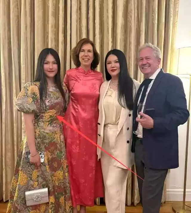 胖学生穿搭指南:王诗龄自信造型击败何超莲