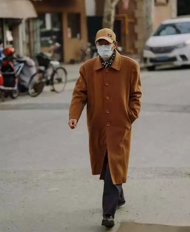 中老年男士冬季穿搭秘诀:戴帽与亮色衣的年轻魔法